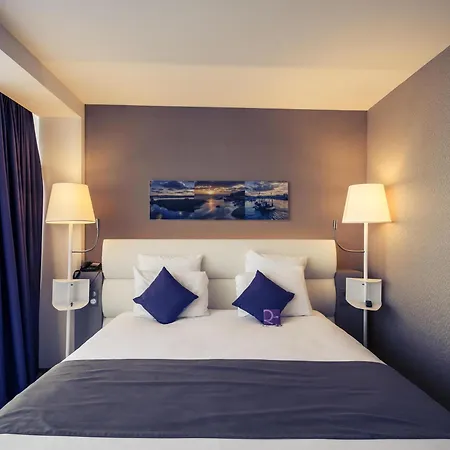 Hotel Mercure Centre Port 4*