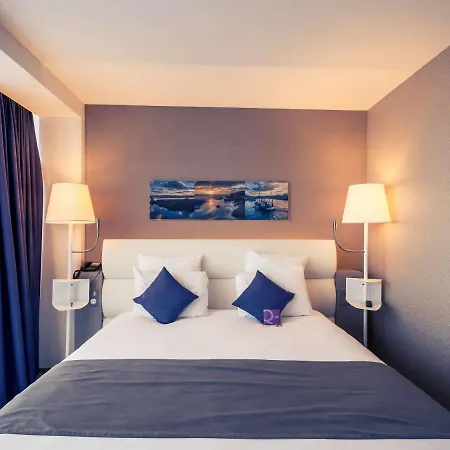 Mercure Centre Port 4*
