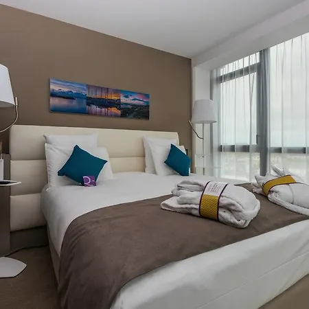Mercure Centre Port 4*