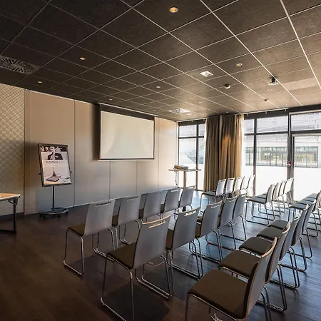 Mercure Centre Port 4*