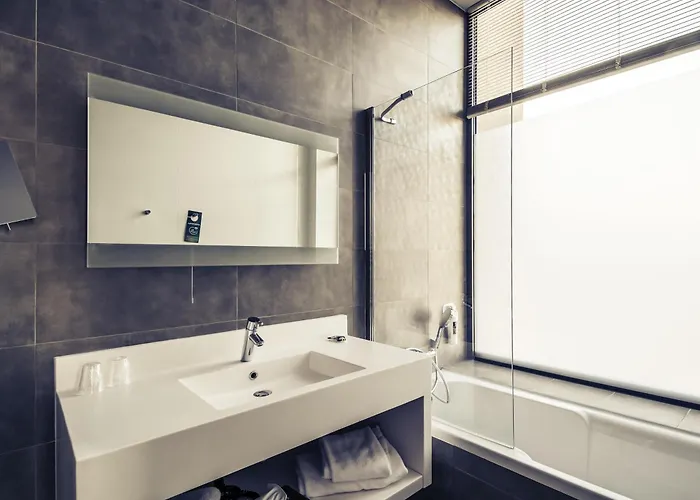 Hotel Mercure Centre Port 4*