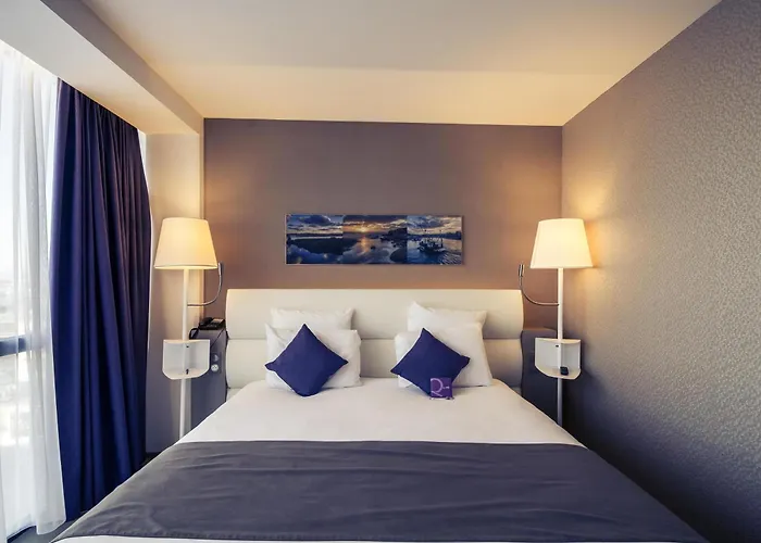 Hotel Mercure Centre Port 4*