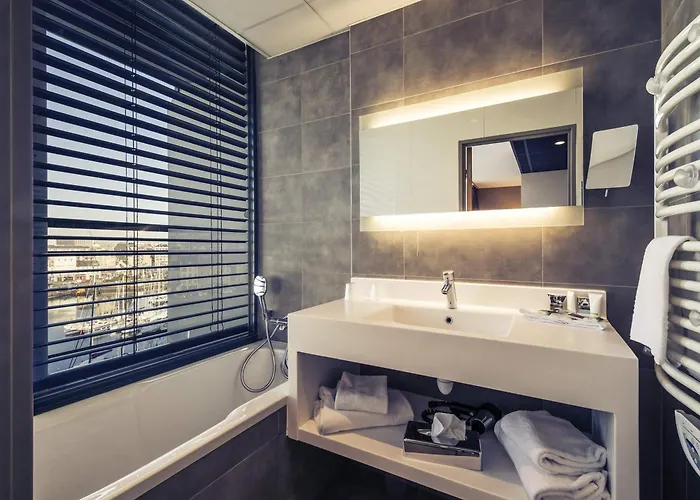 Hotel Mercure Centre Port 4*